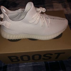 Yeezys Boost 350 v2 triple white